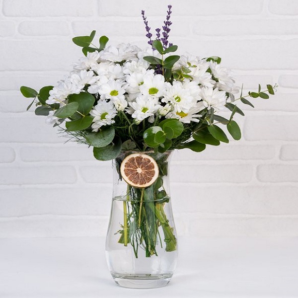 Karaman Çiçek Cam Vazoda Beyaz Papatyalar